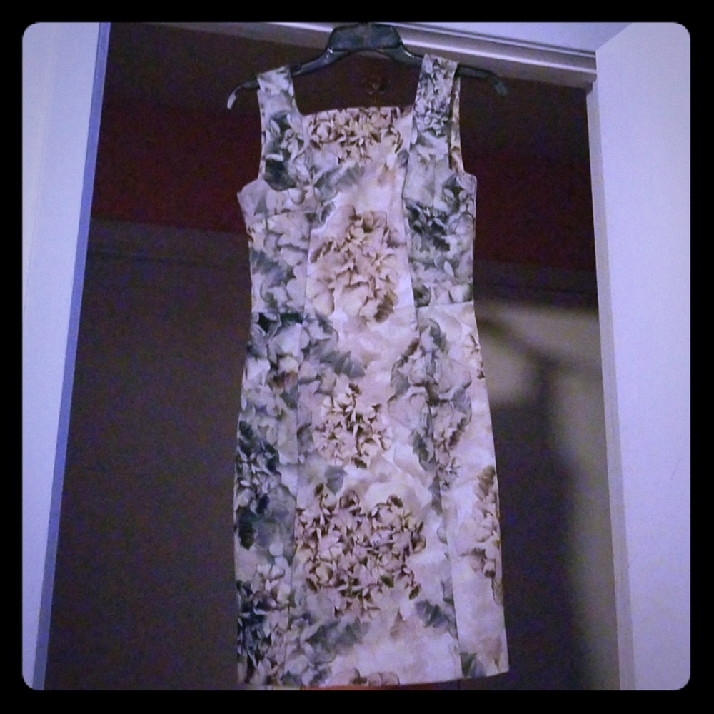 Sleeveless mini fitted dress